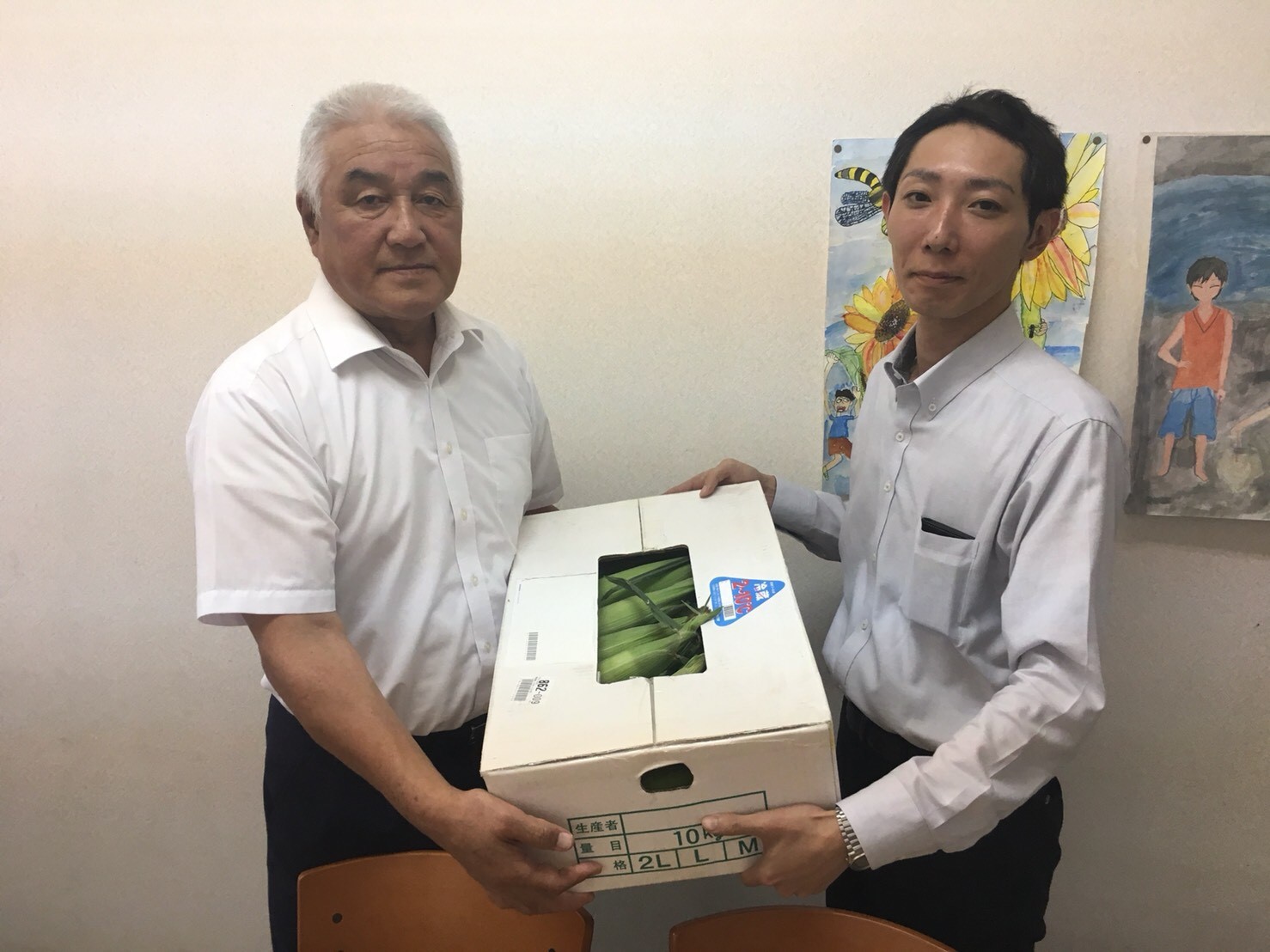 写真左: 浩々学園佐藤徳則 園長  右: 上坂　英将センター長