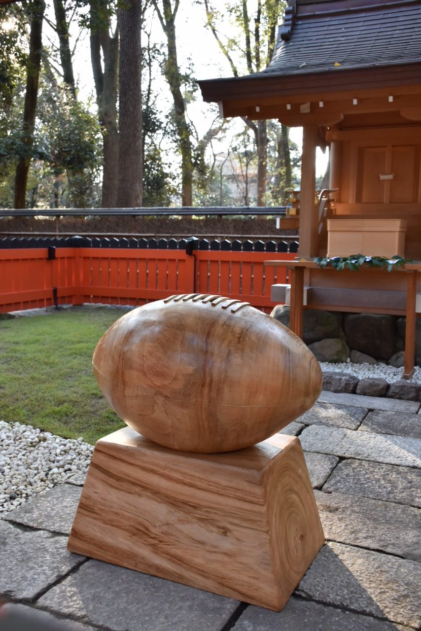 ラグビーボール型賽銭箱