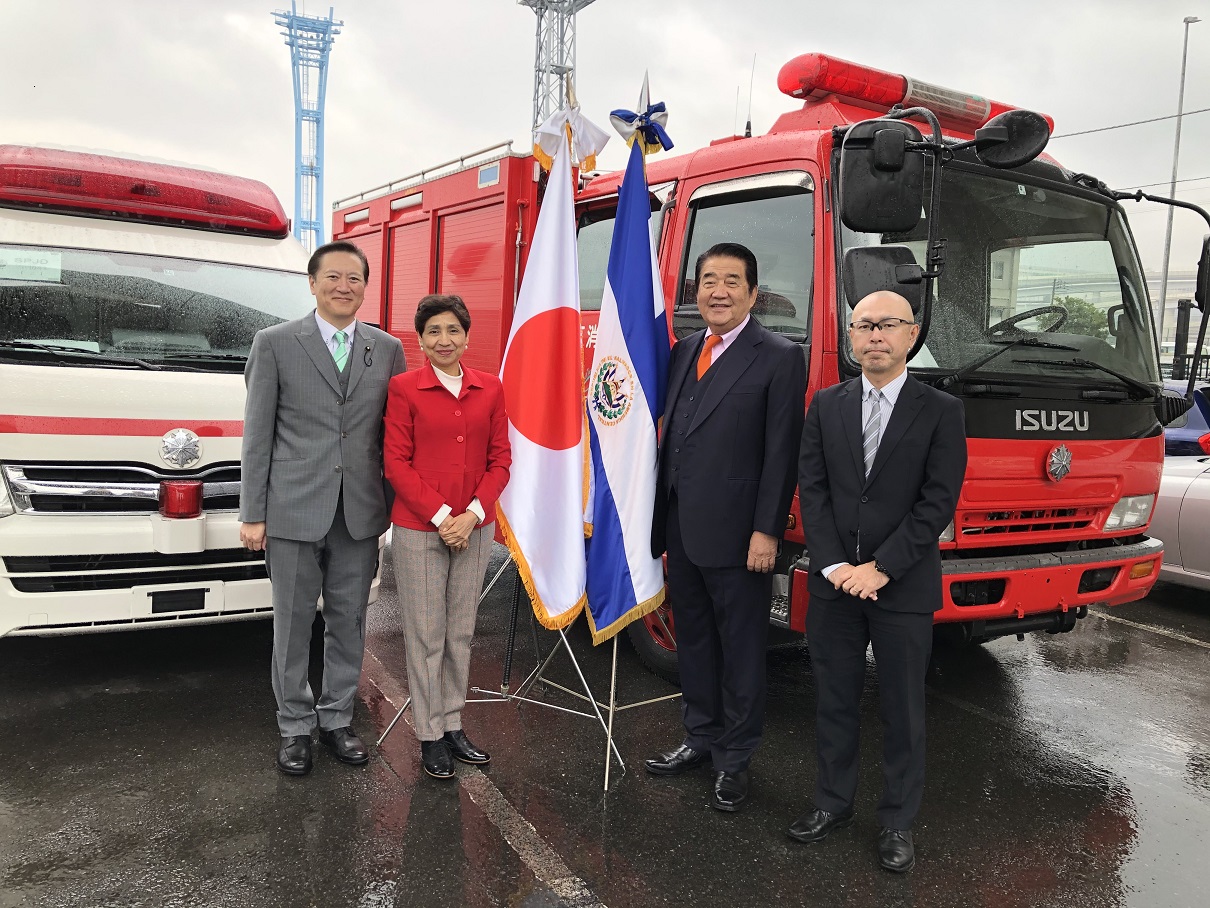 【中央右】フルタイムシステム　代表取締役　原幸一郎
【中央左】駐日エルサルバドル共和国特命全権大使
マルタ リディア セラヤンディア シスネロス氏