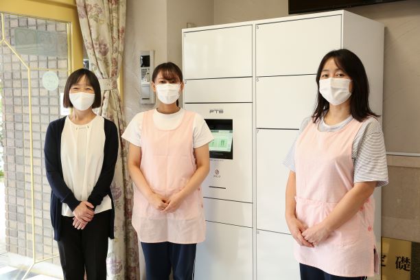 写真左から皆藤久美子園長、保育士の飯塚早紀さん、樋口典子副園長