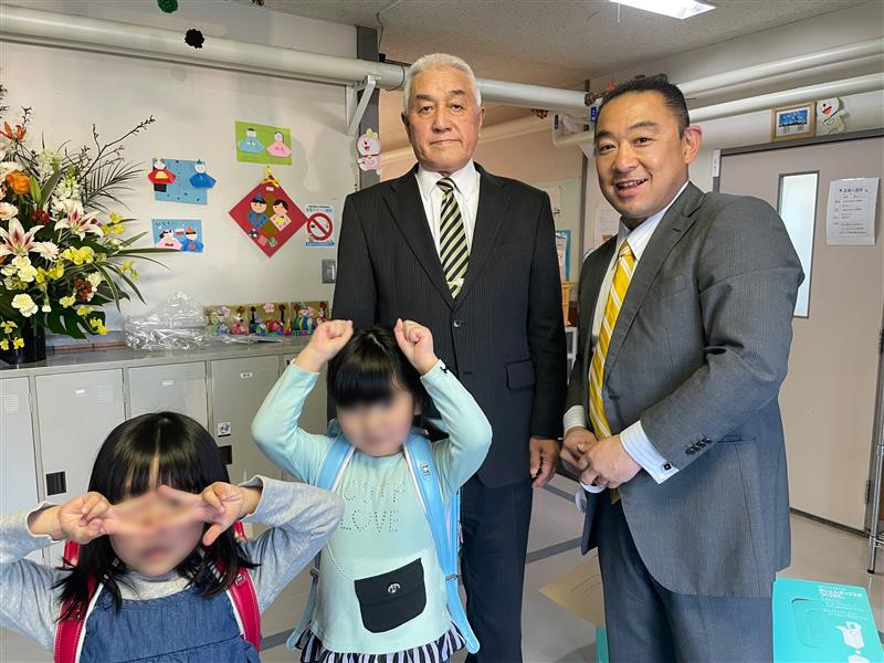 ＜写真後列左：浩々学園　佐藤徳則園長＞